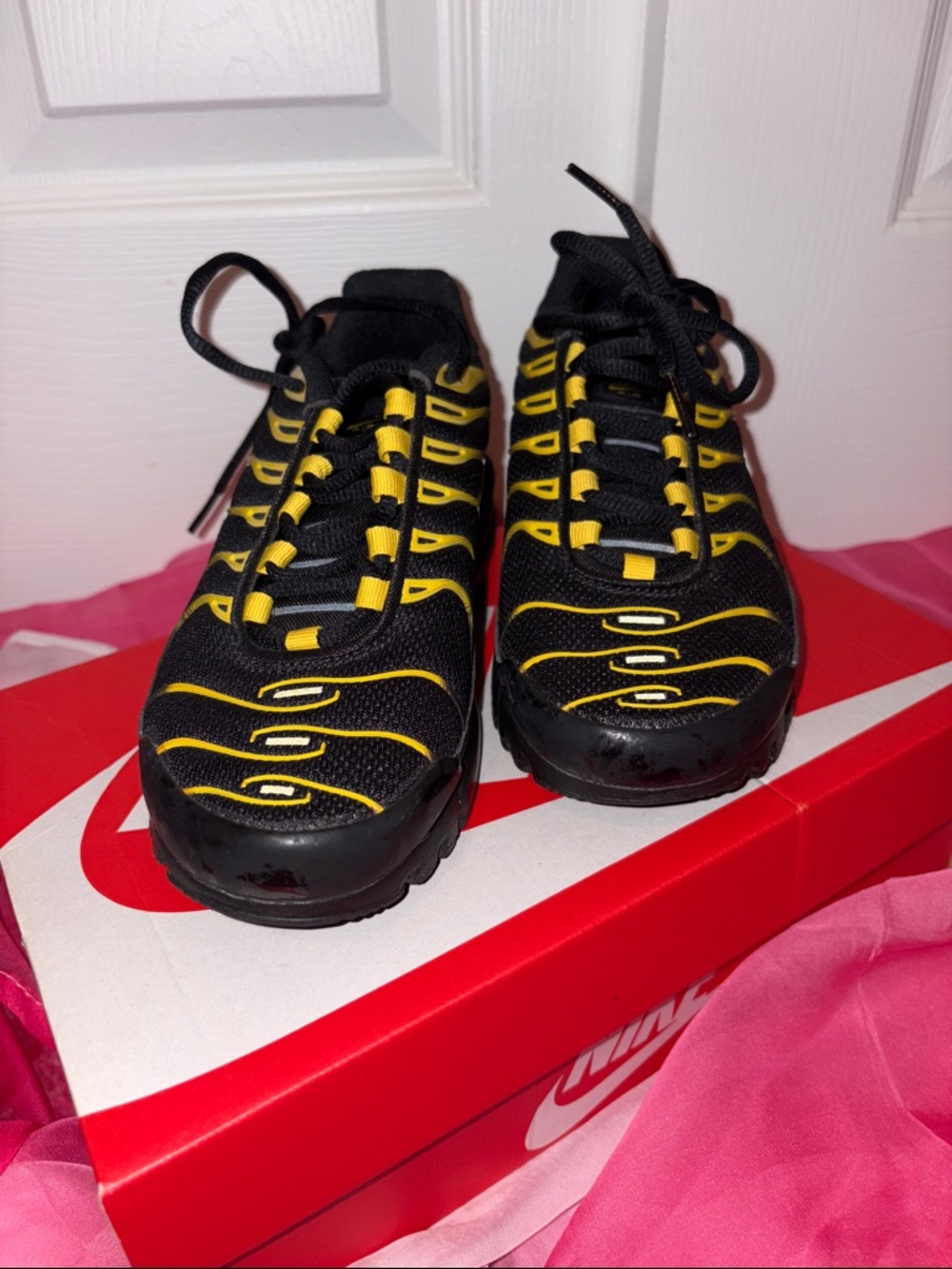 Nike Grade School Air Max Plus- Black and Yellow size 4Y - Picture 3 of 16
